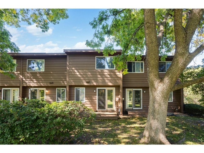 2458 Crestwood Dr