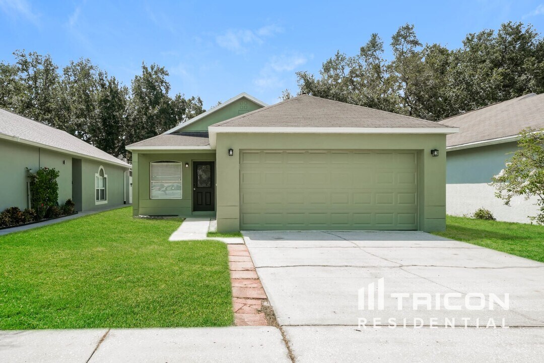 5852 Lake Front Dr in Wesley Chapel, FL - Foto de edificio
