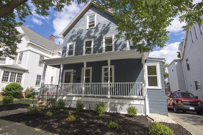 79 Thurston St, Unit 2 in Somerville, MA - Foto de edificio - Building Photo