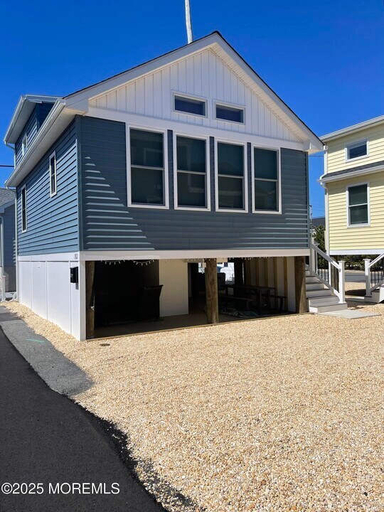 102 W Tide Way in Lavallette, NJ - Building Photo
