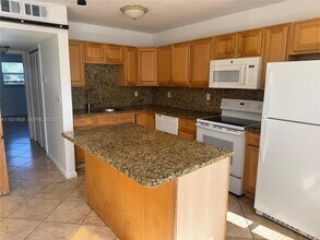 4051 NE 13th Ave, Unit 543 in Oakland Park, FL - Building Photo - Building Photo
