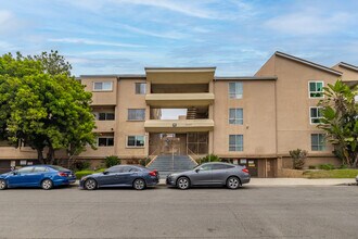 Toluca Village Townhomes in North Hollywood, CA - Foto de edificio - Building Photo