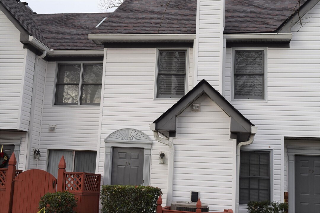 7 Tamarisk Quay in Hampton, VA - Building Photo