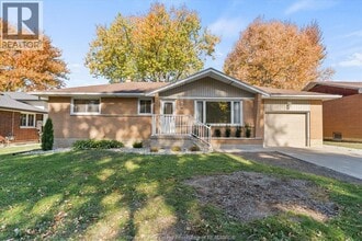 98 Commissioner Dr in Kingsville, ON - Building Photo - Building Photo