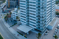 The Seasons Condominiums in Fort Lauderdale, FL - Foto de edificio - Building Photo