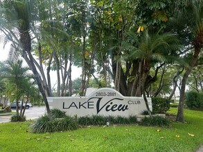 2831 N Oakland Forest Dr in Oakland Park, FL - Building Photo - Building Photo