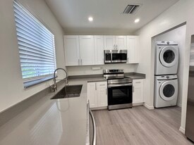 7128 SW 22nd St in Miami, FL - Building Photo