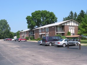 Country Squire Apartments in Saginaw, MI - Building Photo - Building Photo