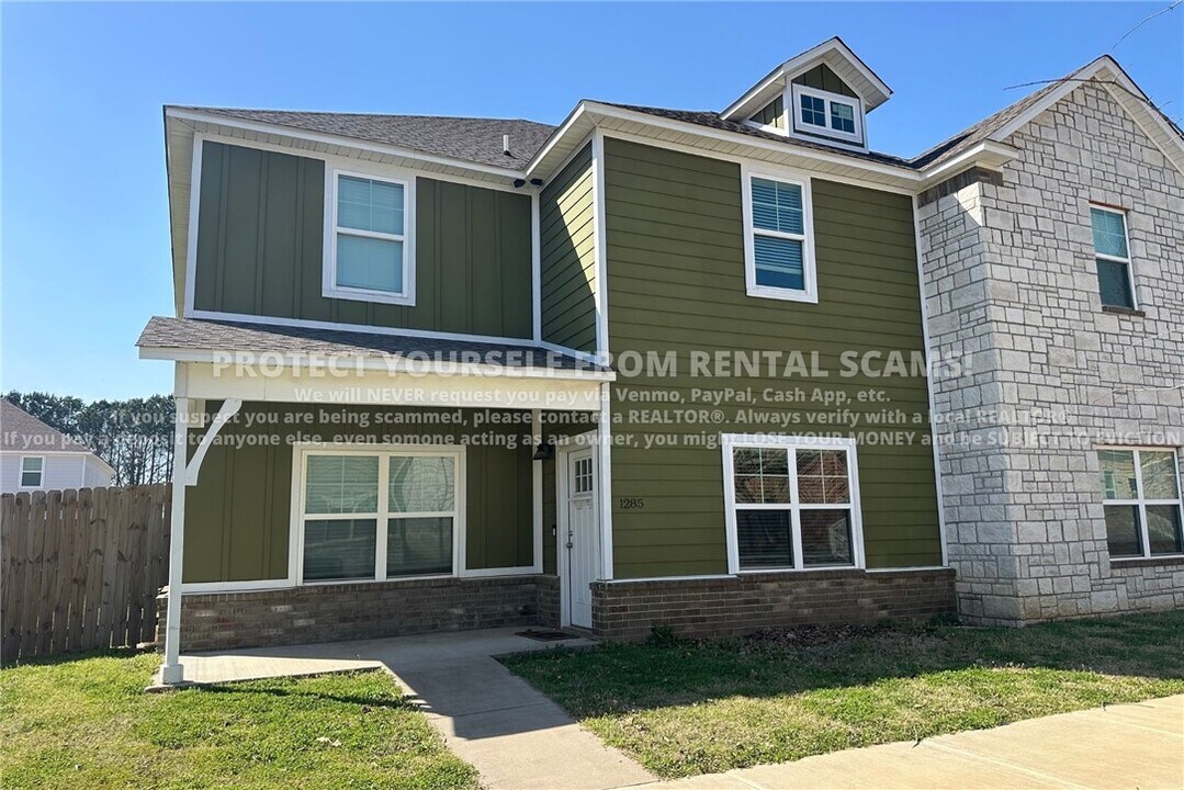 1285 N Corsica Dr in Fayetteville, AR - Building Photo
