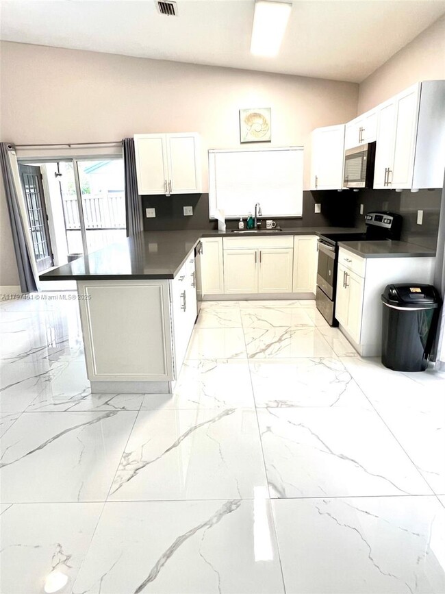 6663 Stratford Dr in Parkland, FL - Building Photo - Building Photo