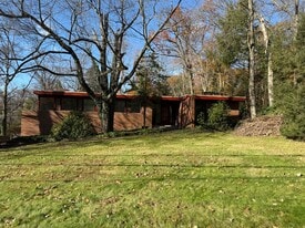 203 E Maitland Ln in New Castle, PA - Building Photo