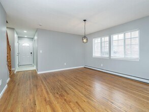 78 B Ashwood Rd in Port Washington, NY - Building Photo - Building Photo