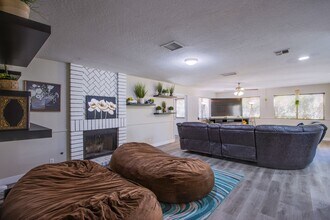 2342 Viewcrest Rd in Henderson, NV - Building Photo - Building Photo