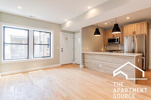 2457 W Logan Blvd, Unit 1W in Chicago, IL - Building Photo