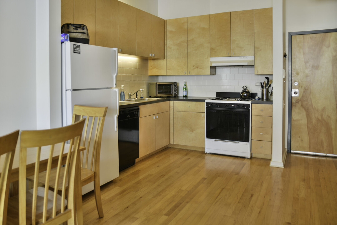 2549 N Halsted St in Chicago, IL - Building Photo