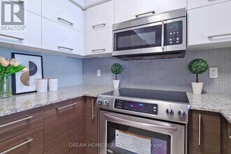 5162 Yonge St in Toronto, ON - Building Photo - Building Photo