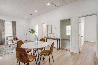 712 W Butler St in Fort Worth, TX - Foto de edificio - Building Photo