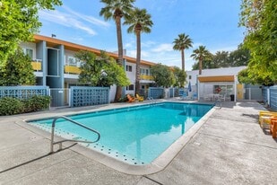 The Phoenix Apartments on 6th Avenue in Phoenix, AZ - Building Photo