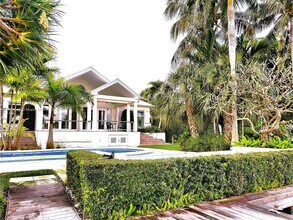621 N Mashta Dr in Key Biscayne, FL - Building Photo - Building Photo