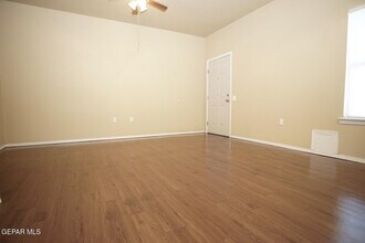 8685 N Loop Dr in El Paso, TX - Building Photo - Building Photo