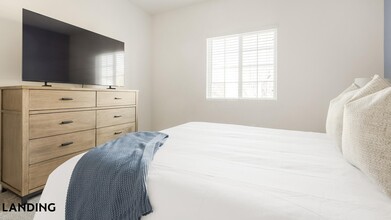 9015 Kings Grant Dr, Unit 8304-304 in Charlotte, NC - Building Photo - Building Photo