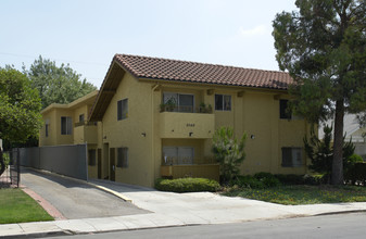 5048 Rosewood Ave in Los Angeles, CA - Foto de edificio - Building Photo