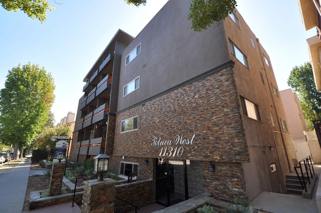 11310 Camarillo St in Los Angeles, CA - Building Photo