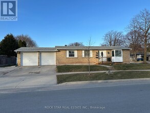 631 MACLAREN Dr in Burlington, ON - Building Photo - Building Photo