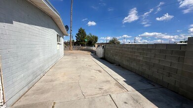 901 Elko Way in Las Vegas, NV - Building Photo - Building Photo