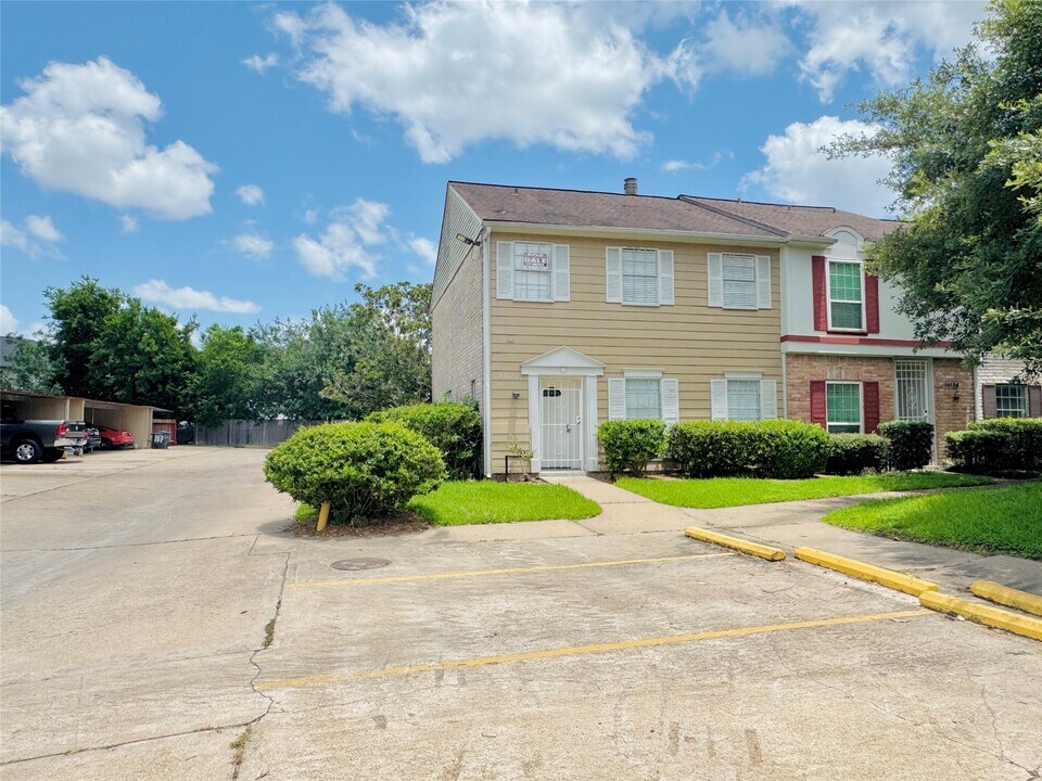 11127 Village Bend Ln in Houston, TX - Building Photo
