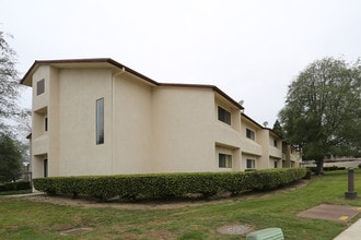 Johnson Gardens Apartments in Ventura, CA - Building Photo - Building Photo