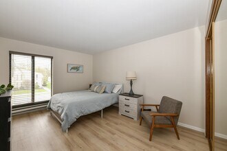 1875 Haymarket Rd, Unit #20 in Waukesha, WI - Foto de edificio - Building Photo