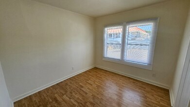 354 1/2 Douglas St in Los Angeles, CA - Building Photo - Building Photo