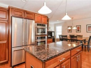 55 Ashburton Dr in Cranston, RI - Foto de edificio - Building Photo