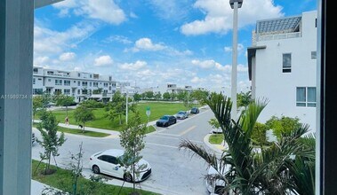 6425 NW 103rd Pl in Doral, FL - Foto de edificio - Building Photo