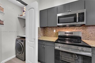 8816 Collins Ave in Surfside, FL - Foto de edificio - Building Photo