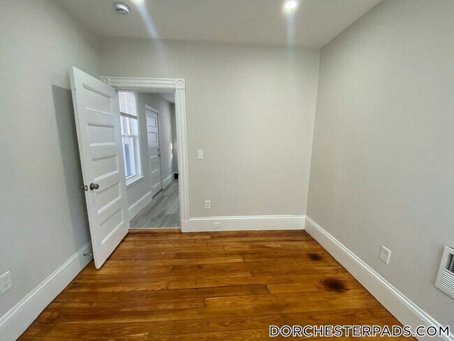 71 Saxton St in Boston, MA - Building Photo - Building Photo