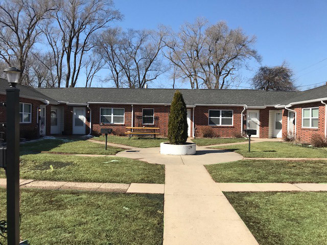 Douglas Manor Apartments in Des Moines, IA - Building Photo - Building Photo