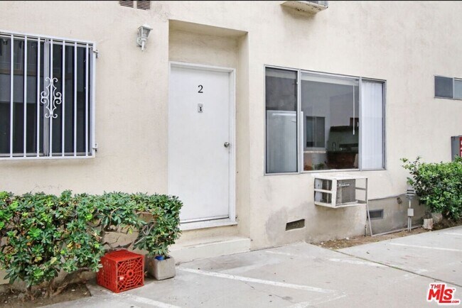 817 N Hudson Ave in Los Angeles, CA - Building Photo - Building Photo