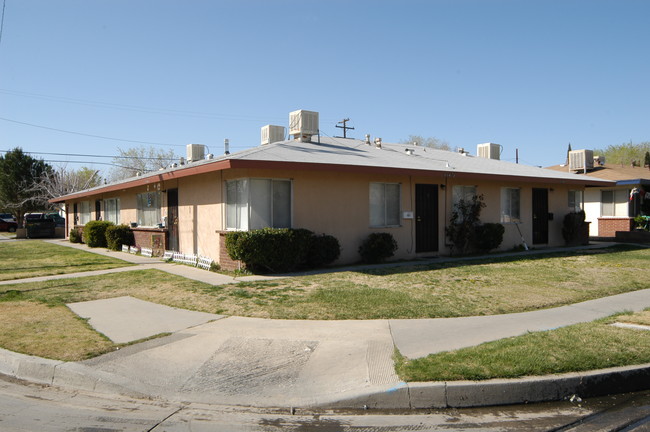 314-332 E Lancaster Blvd in Lancaster, CA - Building Photo - Building Photo