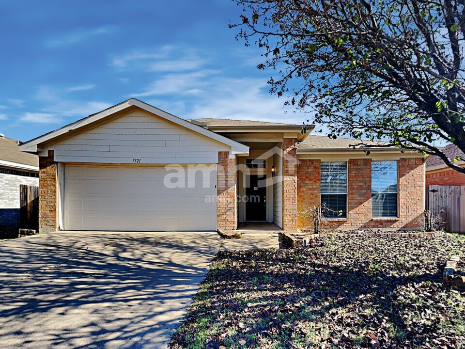 7321 Avington Way in Fort Worth, TX - Building Photo