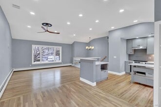 33 Gaines St in Huntington, NY - Building Photo - Building Photo