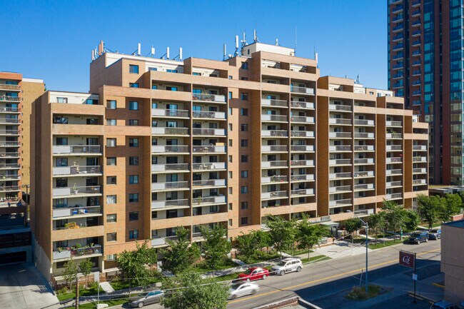 Royal View Apartments in Calgary, AB - Building Photo - Building Photo
