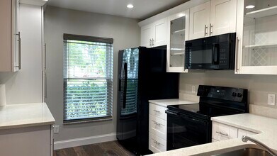 8310 Cascade Oaks Dr in Orlando, FL - Building Photo - Building Photo