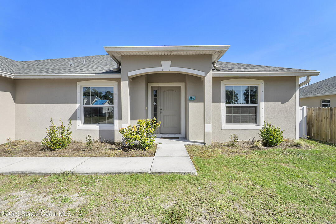 559 Rembrandt St SE in Palm Bay, FL - Building Photo