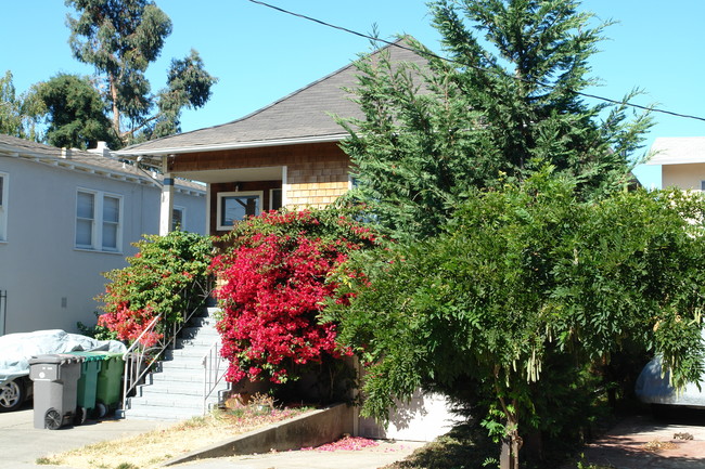 4835-48351/2 Shafter Ave in Oakland, CA - Building Photo - Building Photo