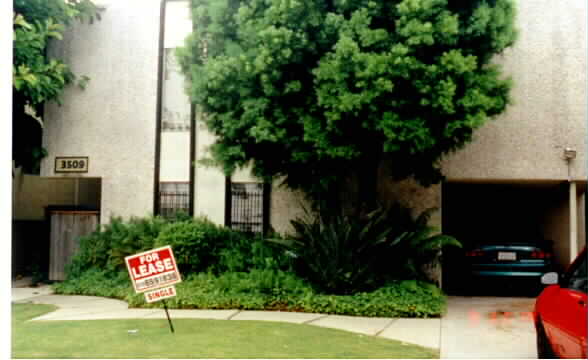 LUXURY LIVING AT AN AFFORDABLE PRICE. in Los Angeles, CA - Foto de edificio - Building Photo