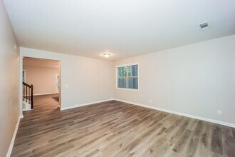 4495 Favored Way in Union City, GA - Foto de edificio - Building Photo