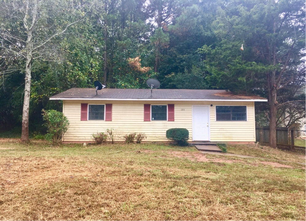 1106 Thompson St in Griffin, GA - Building Photo