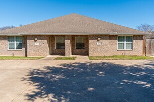 Available August 2026! 3 Bedroom 3 Bathroom Duplex with Fenced Yard! in College Station, TX - Building Photo